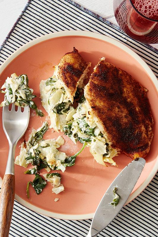 Pechuga de pollo rellena de espinacas y alcachofas